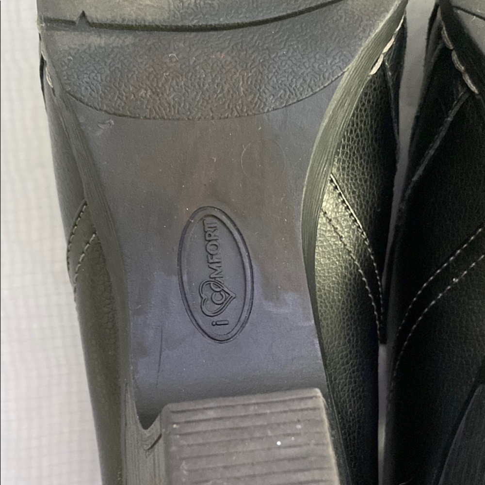 Classic Black Leather Flats Timeless Slip-On Design - Picture 6 of 11